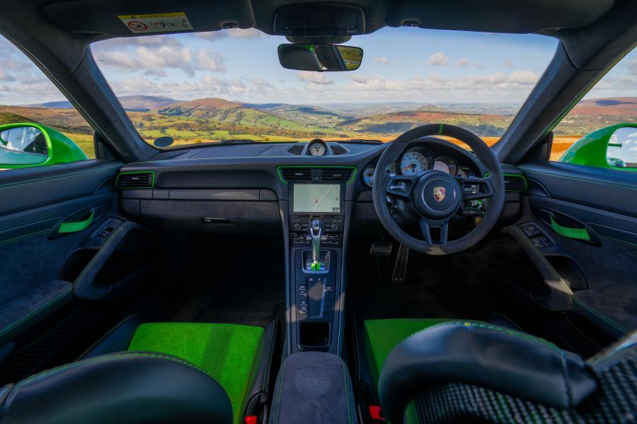 Торпедо Porsche 911 GT3 RS (991) 2018 года  (UK) (фото 32 из 39)